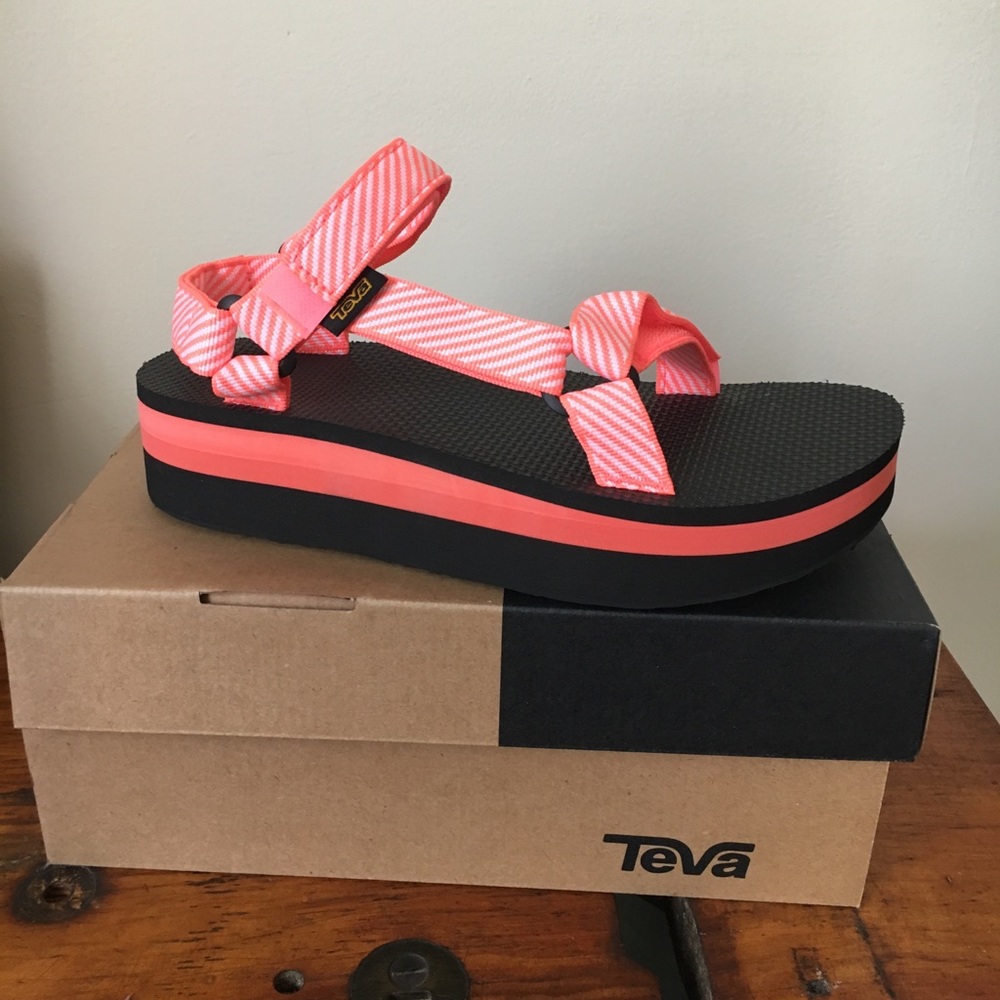 NIB Flatform Coral Teva Sandals